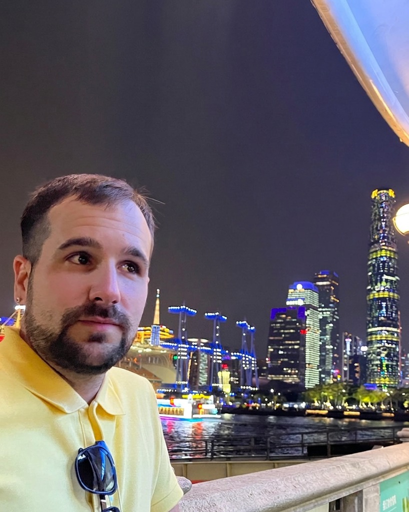 Joaquín Delgado, fundador de Delgado Import, en un paseo fluvial de China